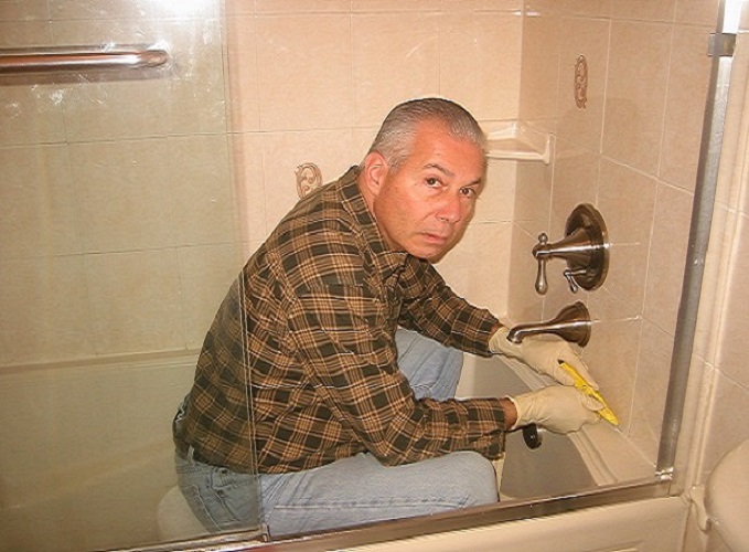 Nick Jr. the Tile Man removing old grout